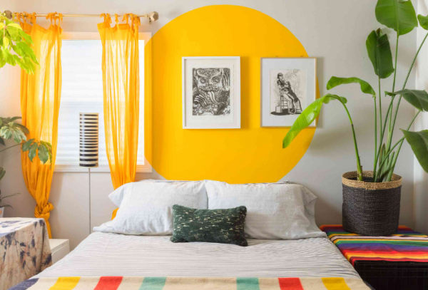 Warna Cerah: Gunakan warna cerah seperti kuning atau merah untuk kesan bersemangat